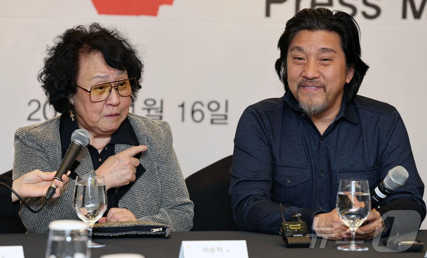 에드워드 리 셰프의 어머니 이순자 씨가 16일 서울 강남구 그랜드인터컨티넨탈 파르나스 호텔에서 열린 한국이미지 징검다리상 수상자 에드워드 리 언론간담회에서 취재진 질문에 답하고 있다. 뉴스1 ⓒ News1 박세연 기자