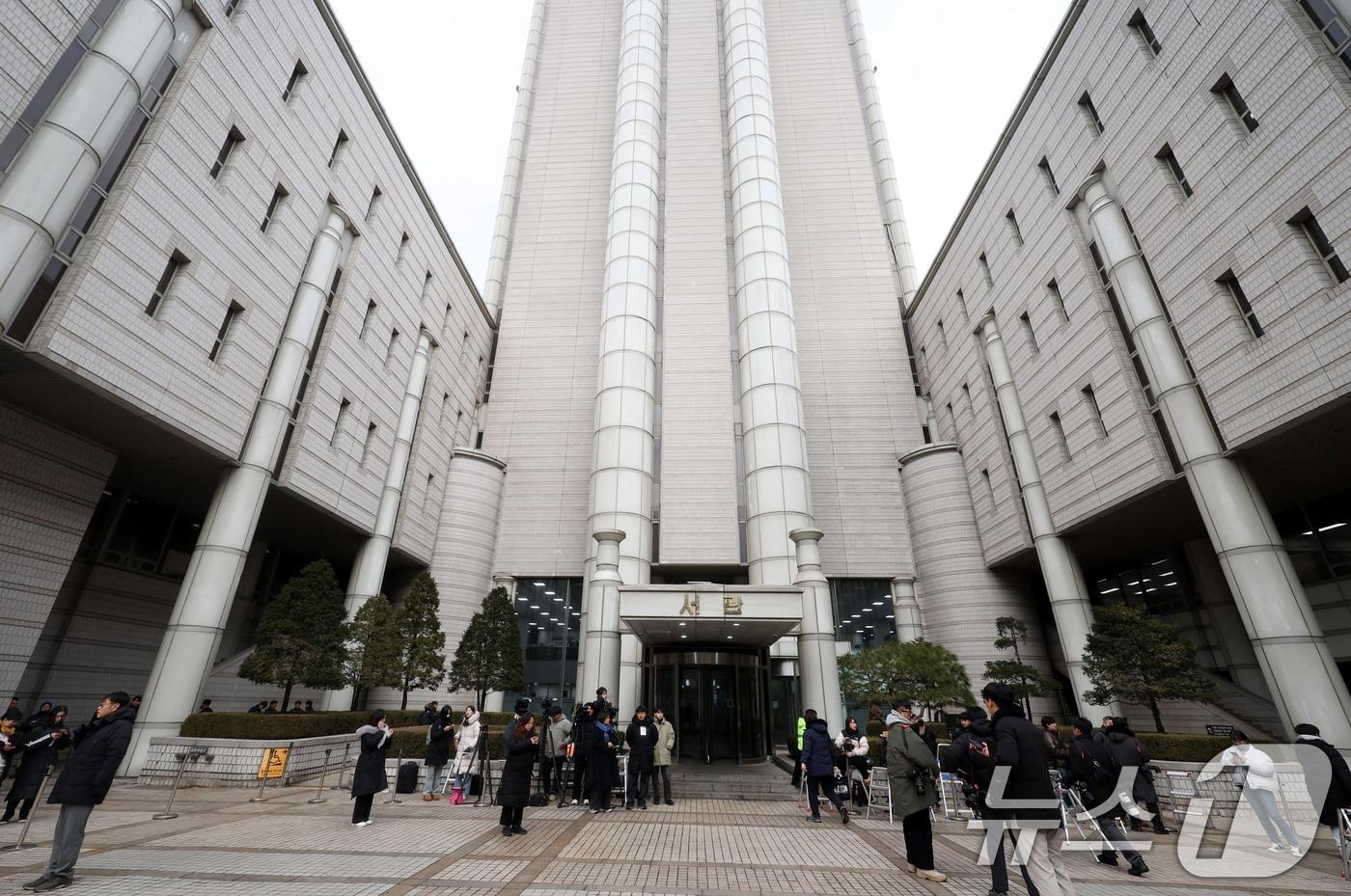 윤석열 대통령이 체포적부심사에 불출석한 16일 오후 서울 서초구 서울중앙지방법원에서 취재진이 대기하고 있다. 2025.01.16/뉴스1 ⓒ News1 김명섭 기자