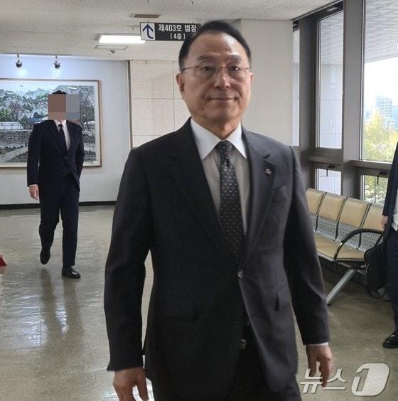 본문 이미지 -  박상돈 천안시장이 지난해 10월 23일 대전고법에서 열린 공직선거법위반 사건 파기환송심 재판을 받기 위해 법정으로 이동하고 있다. /뉴스1 ⓒNews1 허진실 기자