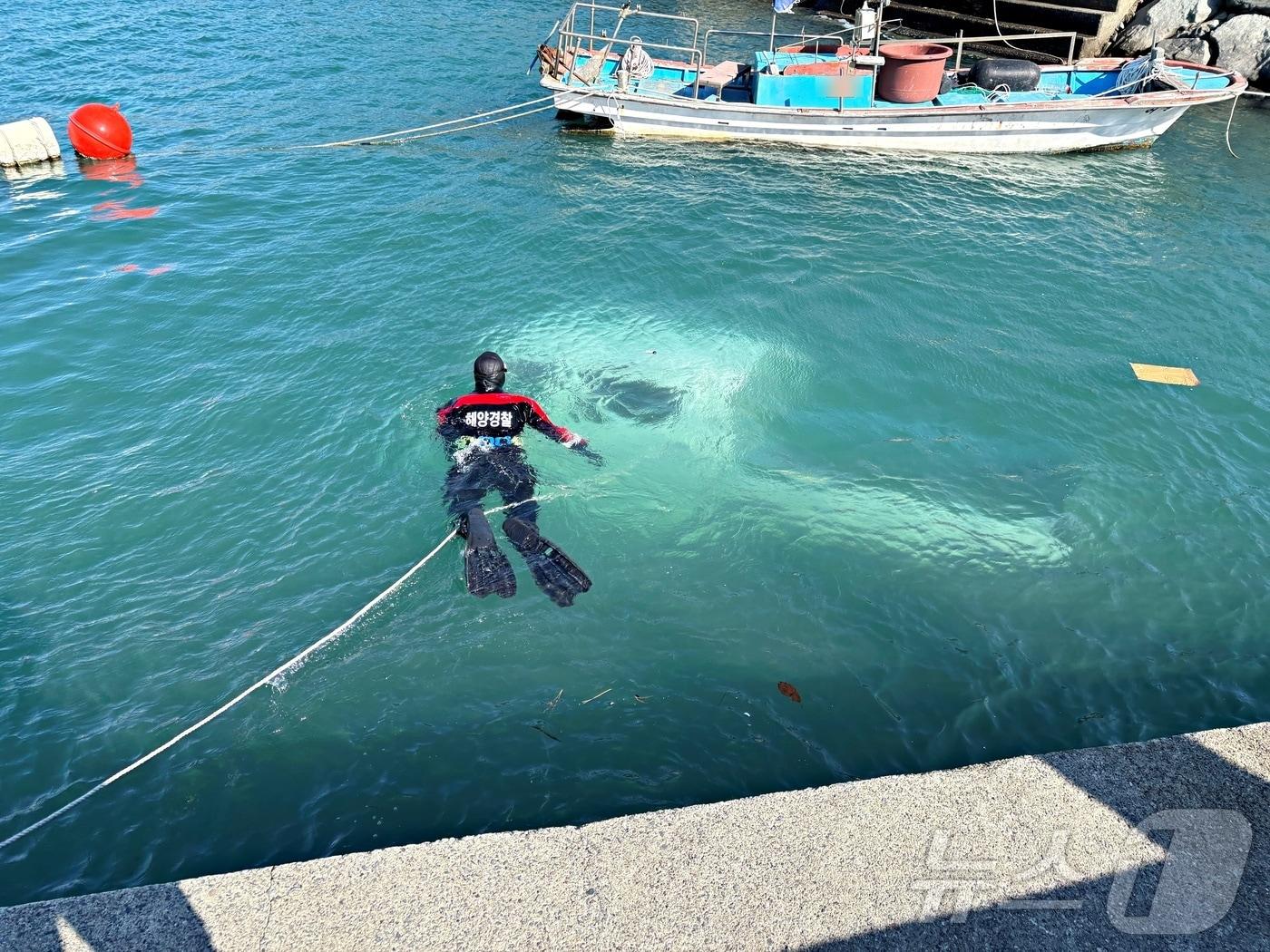 본문 이미지 - 사고 차량 내부를 수색하고 있는 구조대원.(사천해경 제공)