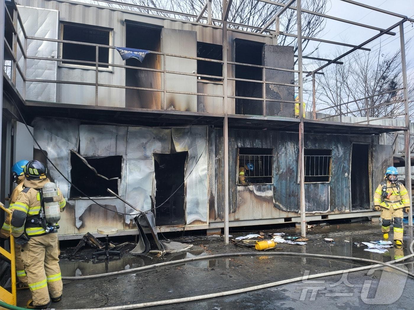 본문 이미지 - 평택 금속저장용기 제조 업체 화재 현장.(경기도소방재난본부 제공)