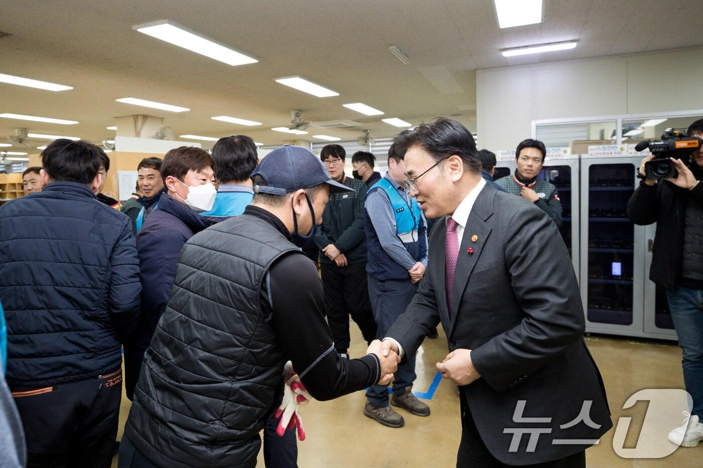 유상임 과학기술정보통신부 장관이 16일 오후 경남 창원시 성산구 창원우체국을 방문해 우체국 직원들을 격려하고 있다. &#40;과학기술정보통신부 제공&#41; 2025.1.16/뉴스1 ⓒ News1 신웅수 기자