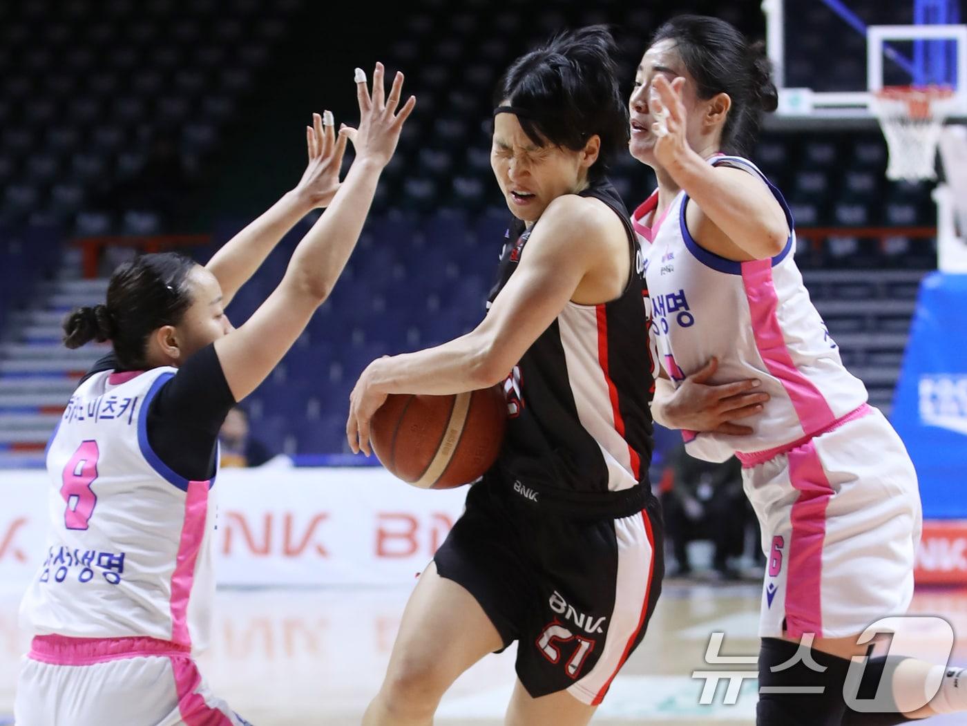 본문 이미지 - 16일 오후 부산 사직실내체육관에서 열린 하나은행 2024-2025 여자프로농구 부산 BNK 썸과 용인 삼성생명 블루밍스의 경기에서 BNK 썸 이이지마 사키가 삼성생명 수비에 둘러싸여 있다.2025.1.16/뉴스1 ⓒ News1 윤일지 기자