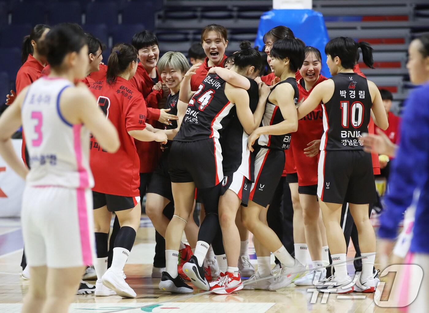 본문 이미지 - 16일 오후 부산 사직실내체육관에서 열린 하나은행 2024-2025 여자프로농구 부산 BNK 썸과 용인 삼성생명 블루밍스의 경기에서 63대 62로 승리를 거둔 BNK 썸 선수들이 기뻐하고 있다. 2025.1.16/뉴스1 ⓒ News1 윤일지 기자