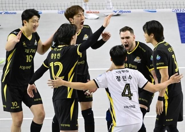 본문 이미지 - 남자배구 KB손해보험이 구단 최다 7연승에 성공했다.&#40;KOVO 제공&#41;