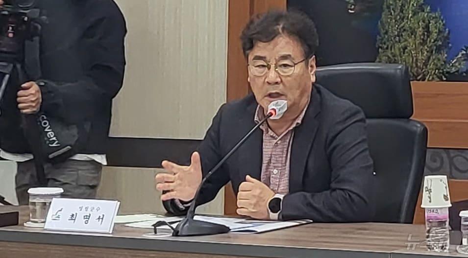 본문 이미지 - 최명서 강원 영월군수가 지난 16일 오후 군청에서 &#39;2025년 영월군 출입기자 신년간담회&#39;를 열고 영월읍 덕포리 신시가지 조성사업에 대한 입장을 밝히고 있다. 2025.1.17/뉴스1 신관호 기자.