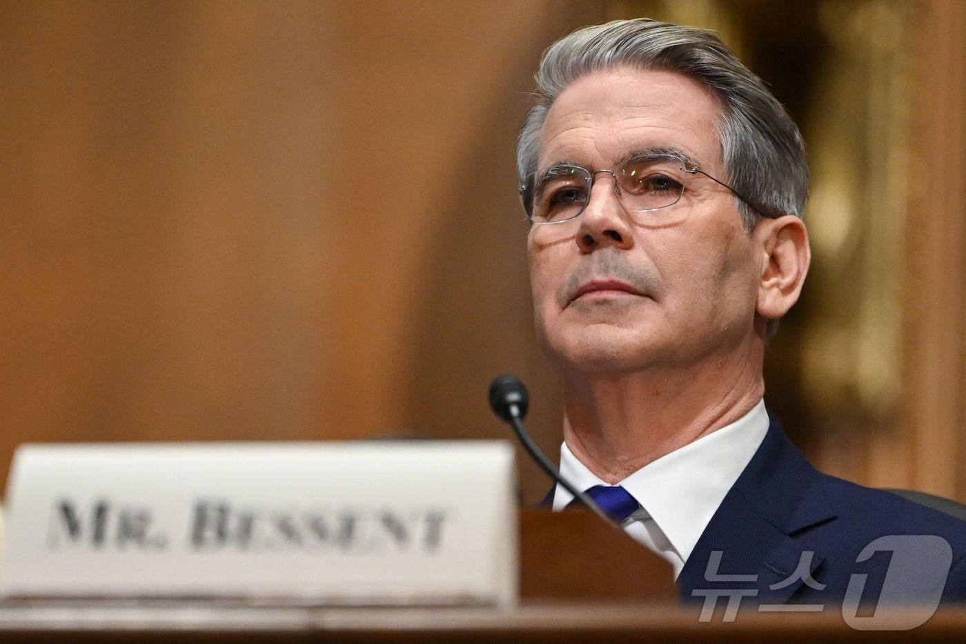 본문 이미지 - 미국 투자자이자 헤지펀드 매니저인 스콧 베센트가 2025년 1월 16일 워싱턴 DC 국회의사당에서 재무장관 후보 지명에 대한 상원 재무위원회 청문회에서 증언하고 있다. ⓒ AFP=뉴스1