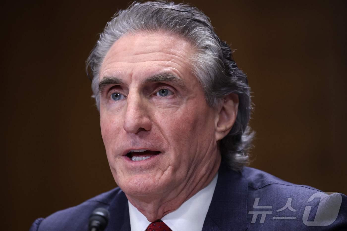 도널드 트럼프 대통령 당선인의 내무장관 지명자인 더그 버검 전 노스다코타 주지사가 1월 16일 의회 청문회에서 답변하고 있다. ⓒ AFP=뉴스1