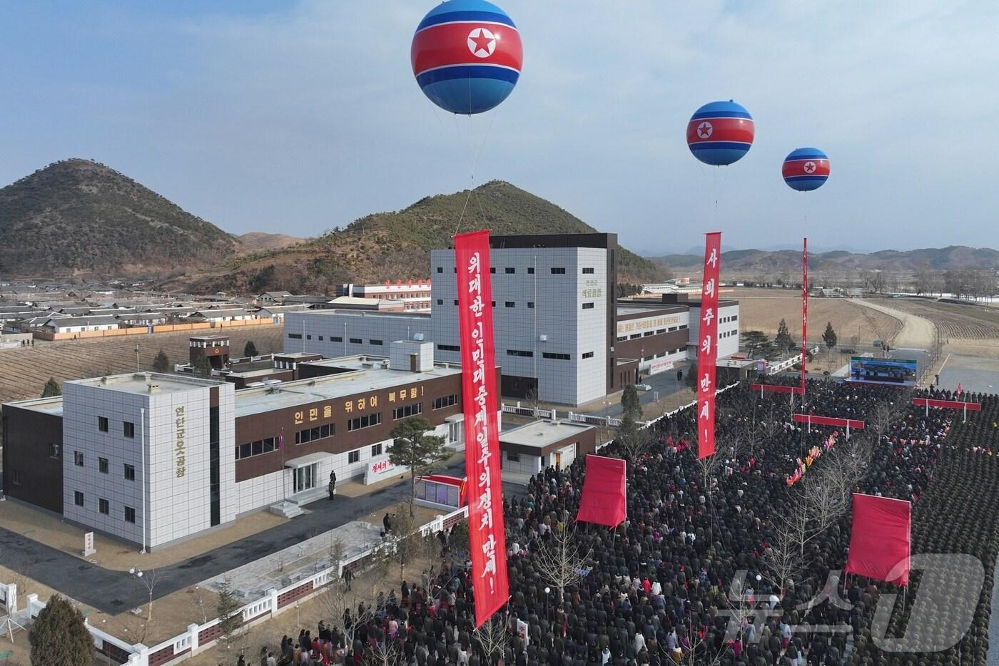 &#40;평양 노동신문=뉴스1&#41; = 북한 노동당 기관지 노동신문은 17일 &#34;고려약 자원이 풍부하고 단나무 고장으로 널리 알려진 연탄군에 현대적인 지방공업공장이 일떠섰다&#34;라면서 &#34;연탄군 지방공업공장 준공식이 지난 16일 진행됐다&#34;라고 보도했다. [국내에서만 사용가능. 재배포 금지. DB 금지. For Use Only in the Republic of Korea. Redistribution Prohibited] rodongphoto@news1.kr