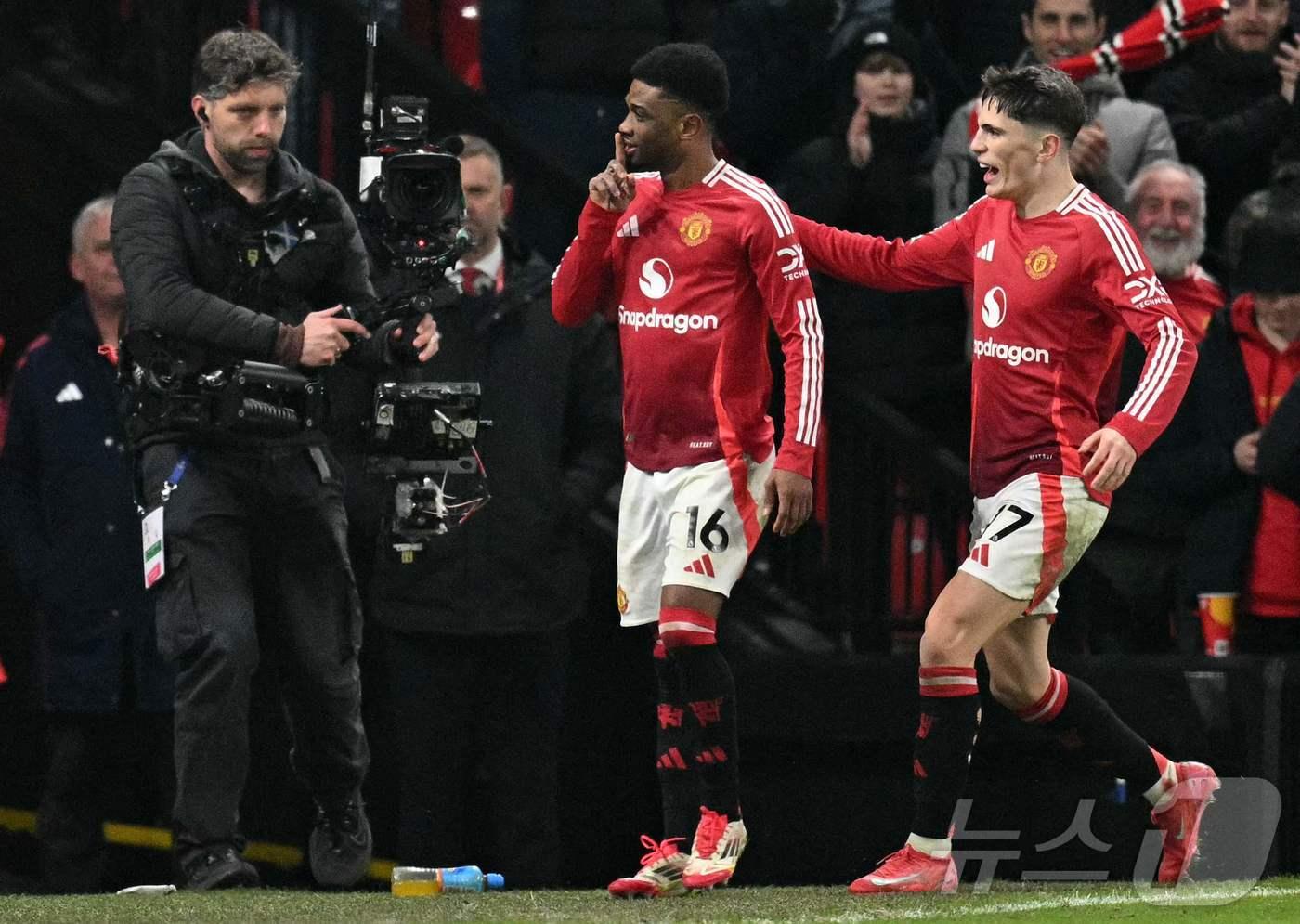 해트트릭으로 승리를 이끈 맨유 디알로(왼쪽). / ⓒ AFP=뉴스1