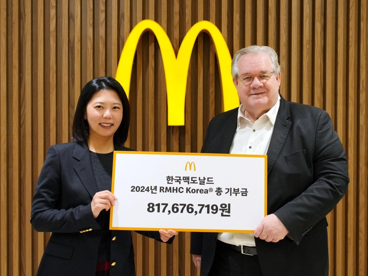 본문 이미지 - (왼쪽부터)김기원 한국맥도날드 대표이사, 제프리 존스 RMHC Korea 회장이 지난달 23일 기부금 전달식에서 기념 촬영을 하는 모습