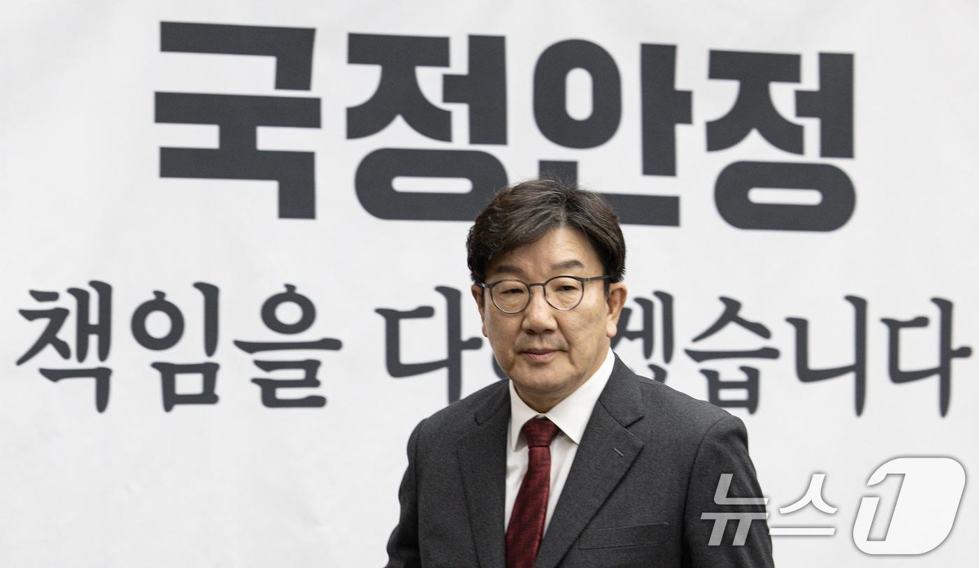 본문 이미지 - 권성동 국민의힘 원내대표가 17일 오전 서울 여의도 국회에서 열린 원내대책회의에서 참석을 하고 있다. 2025.1.17/뉴스1 ⓒ News1 이재명 기자