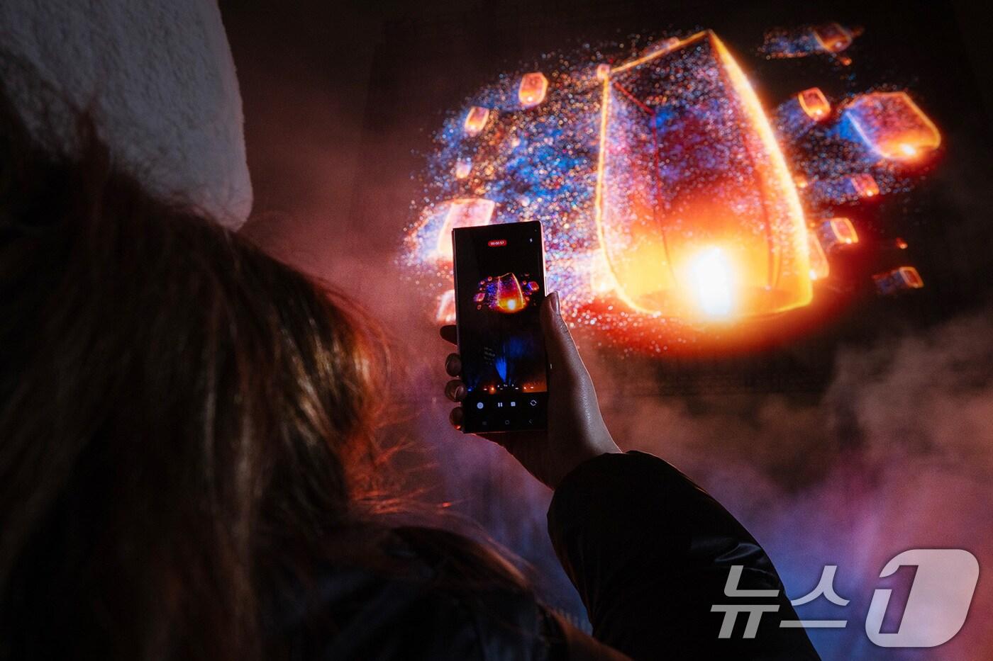 삼성전자가 갤럭시 언팩 2025를 앞두고 15일(현지시각) 영국 런던 쇼디치 지역 30m 상공에 대형 홀로그램 쇼케이스를 진행했다. (삼성전자 제공) 2025.1.17/뉴스1