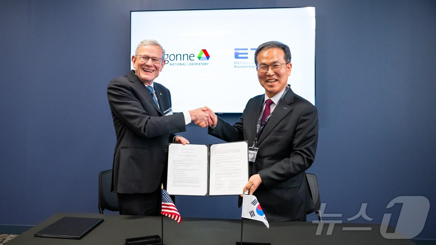 폴 컨스 아르곤국립연구소 디렉터(왼쪽)와 방승찬 ETRI 원장이 반도체 기술 협력 MOU 체결 후 기념촬영을 하고 있다.(ANL 제공)/뉴스1