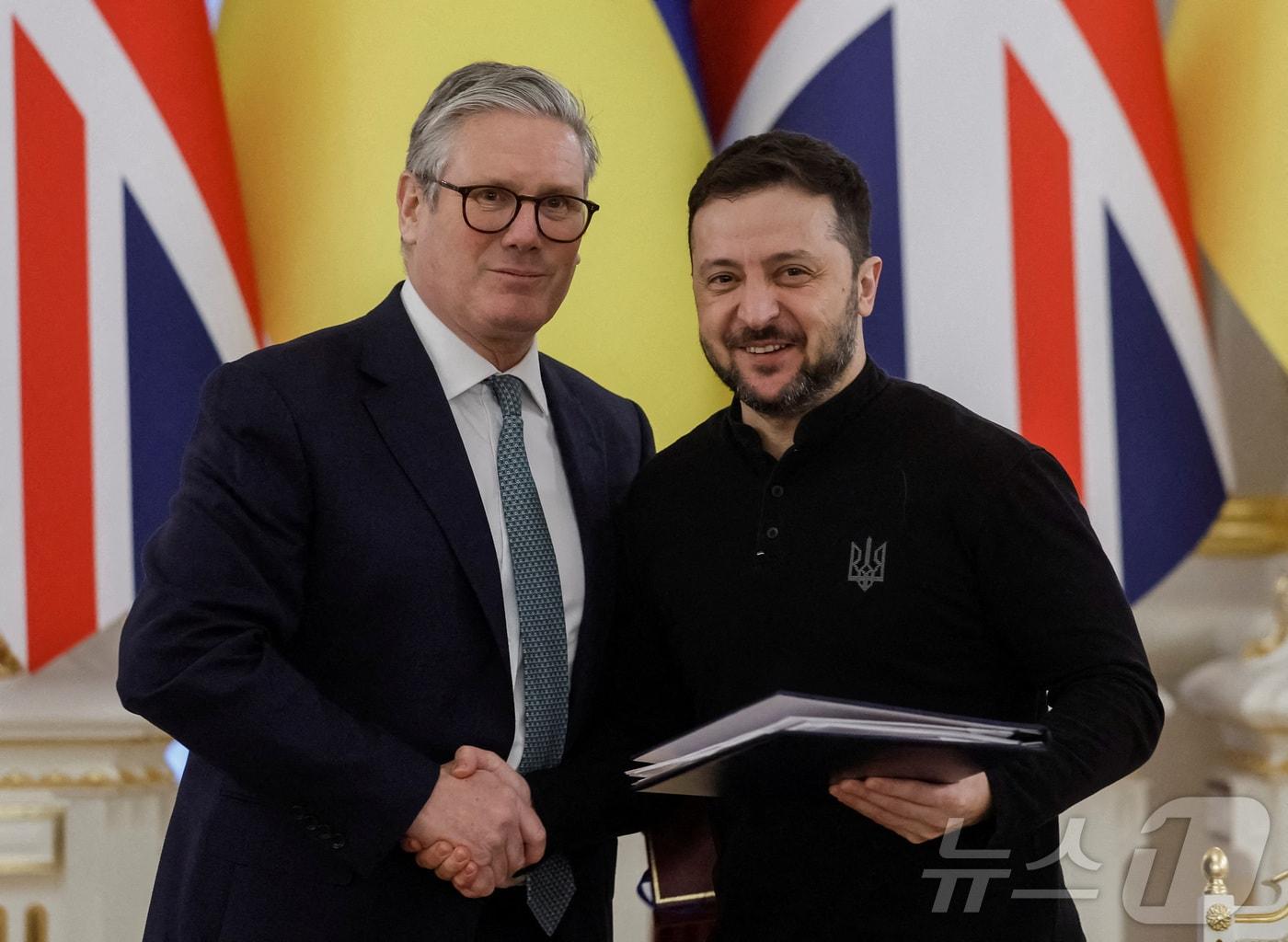 본문 이미지 - 우크라이나를 방문한 키어 스타머 영국 총리가 16일&#40;현지시간&#41; 볼로디미르 젤렌스키와 회담을 갖고 &#39;100년 파트너십&#39;을 체결했다. ⓒ 로이터=뉴스1