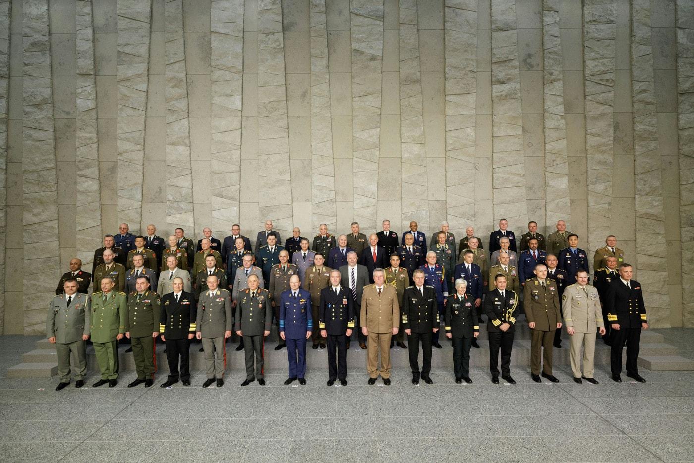 손정환 합동참모본부 전략기획본부장(앞에서 세번째줄 오른쪽에서 두번째)이 벨기에 브뤼셀에서 개최된 'NATO 군사위원회 국방총장 회의'에 참석해 참가자들과 기념촬영을 하고 있다.(합참 제공)