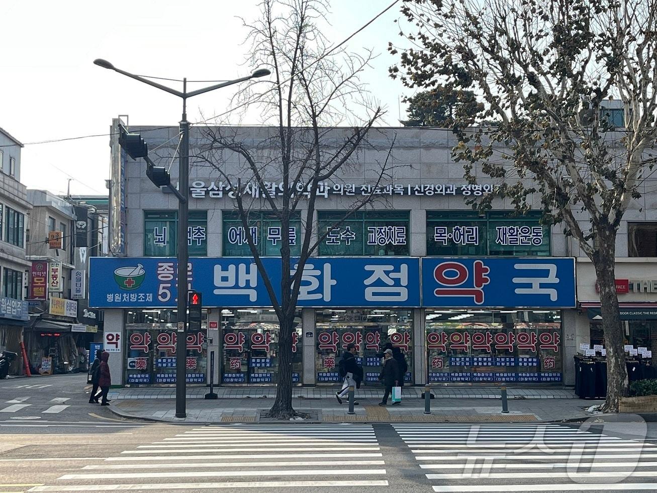 본문 이미지 -  교통 신호기 가로등 통합 설치 후 모습 (종로구 제공)