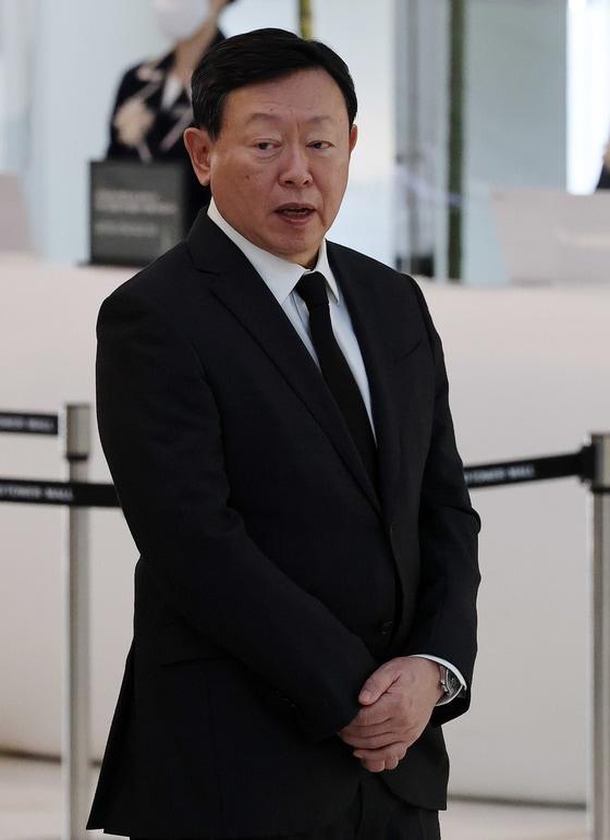 본문 이미지 - 신동빈 롯데그룹 회장이 지난해 서울 송파구 롯데월드타워에서 열린 고 신격호 회장 5주기 추모식에서 추모를 마치고 임원들과 인사를 나누고 있는 모습. 2025.1.17 ⓒ 뉴스1 박세연 기자