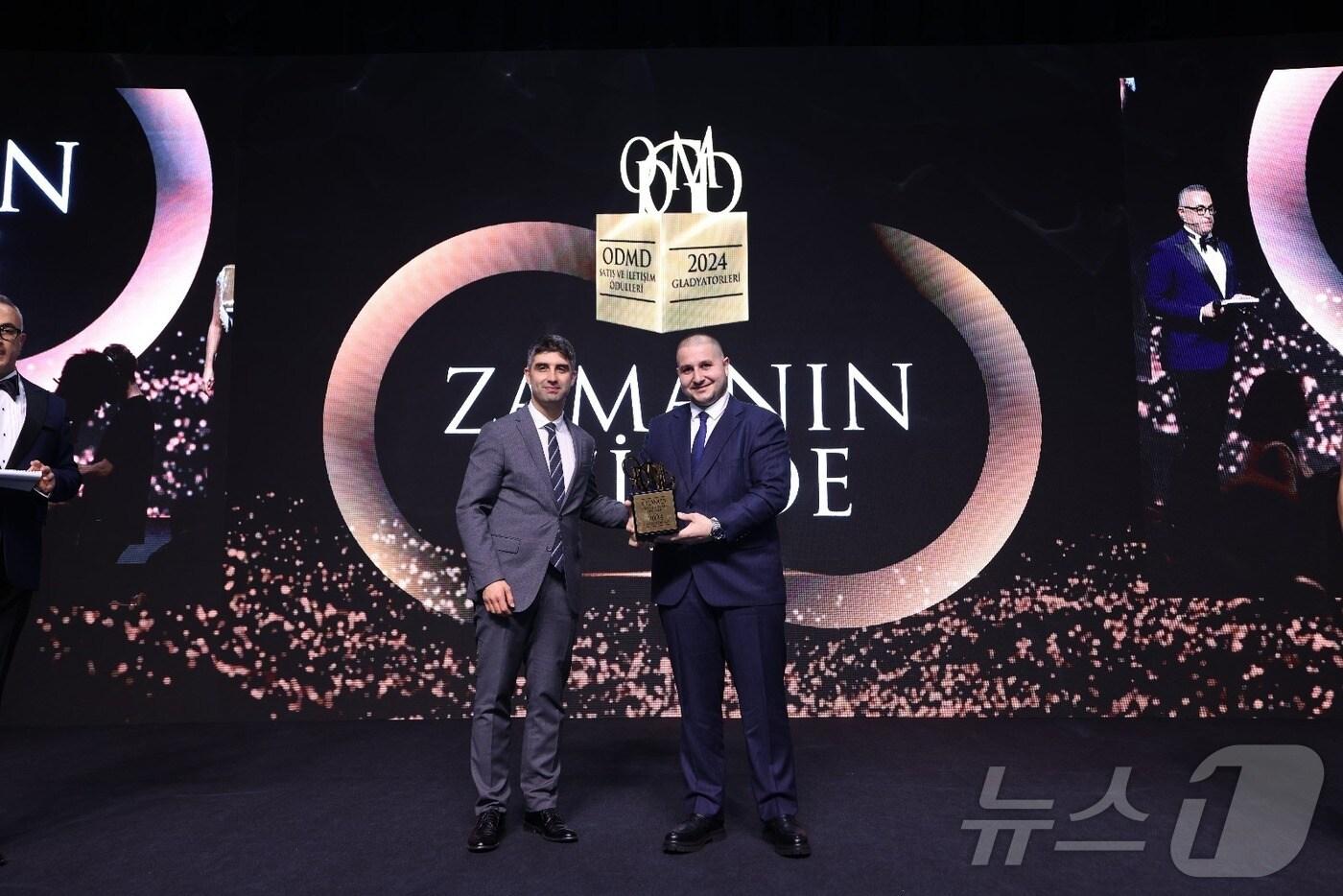 본문 이미지 -  KGM은 튀르키예에서 2024년 가장 빠르게 성장한 브랜드로 선정되는 영예를 안았다. ODMD 시상식. 사진 오른쪽 튀르키예 대리점 대표. (KGM 제공)