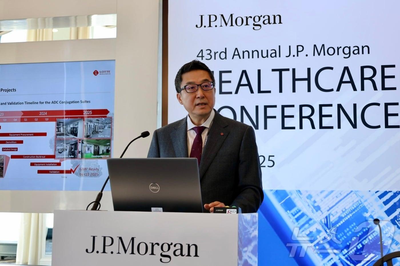 제임스 박 롯데바이오로직스 대표이사가 JP모건 헬스케어 콘퍼런스에서 발표를 하고 있다.(롯데바이오로직스 제공)/뉴스1
