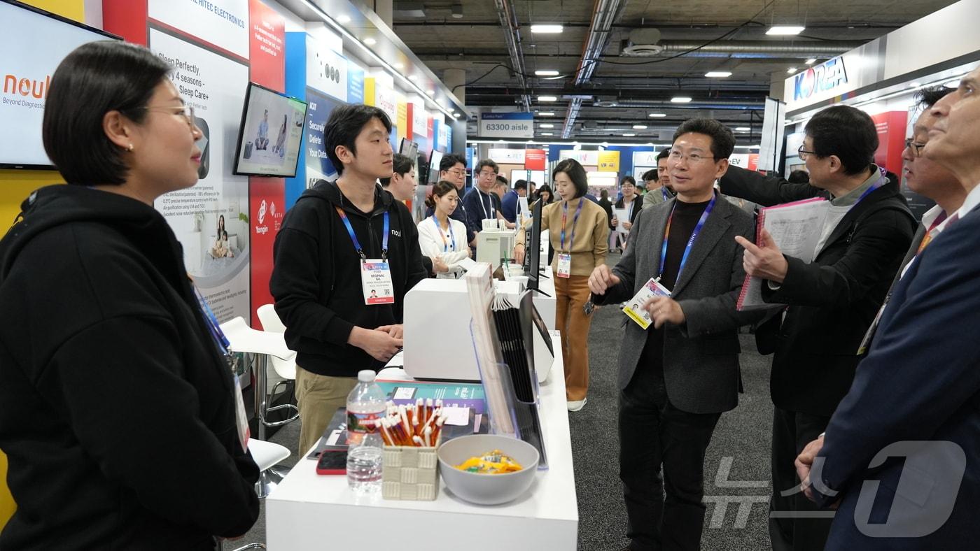 &#39;CES 2025&#39; 용인시 단체관 &#39;노을&#39; 부스를 방문해 제품 설명을 듣고 있는 이상일 용인시장.&#40;용인시 제공&#41;