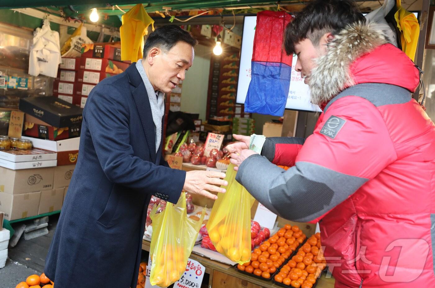 지난해 2월 2일 개포시장에서 설명절 장보기를 하는 조성명 강남구청장.&#40;강남구청 제공&#41;