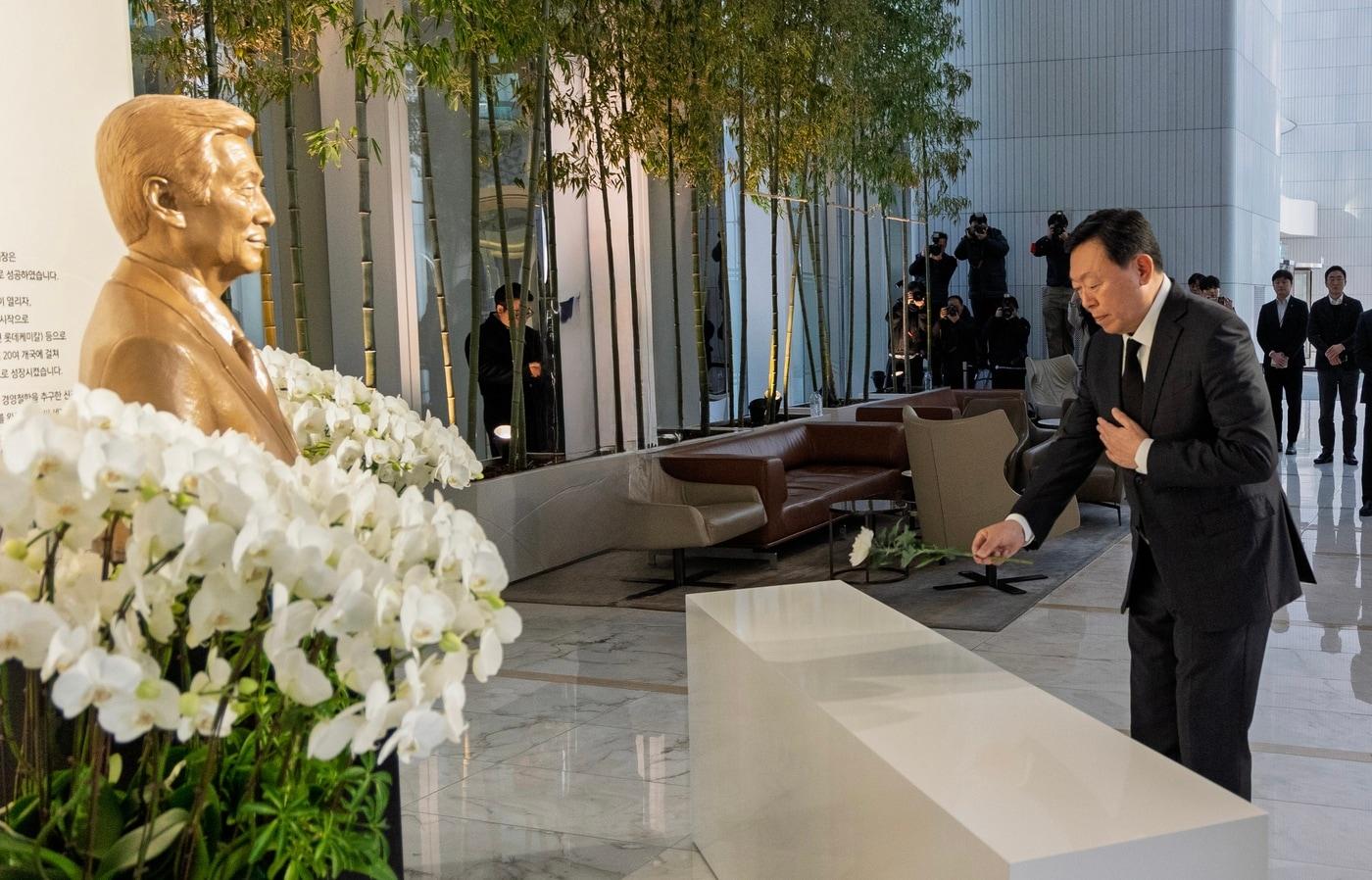  신동빈 롯데 회장이 17일 신격호 창업주 5주기를 맞아 서울 송파구 롯데월드타워 1층에 마련된 신 창업주 흉상에 헌화하고 있다.(롯데지주 제공)
