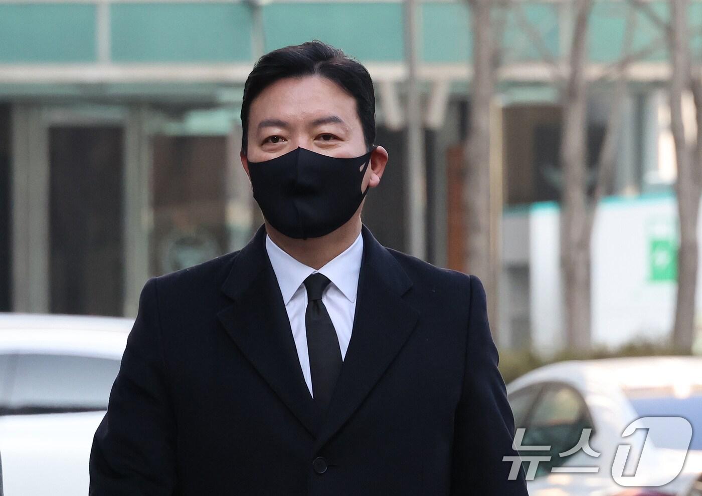 김성훈 대통령경호처 차장이 17일 오전 경찰 국가수사본부 특별수사단(특수단)에 출석하고 있다. 김 차장은 지난 3일 고위공직자범죄수사처와 경찰의 윤석열 대통령 체포영장 집행 시도를 저지한 혐의를 받고 있다. (공동취재) 2025.1.17/뉴스1 ⓒ News1 이승배 기자