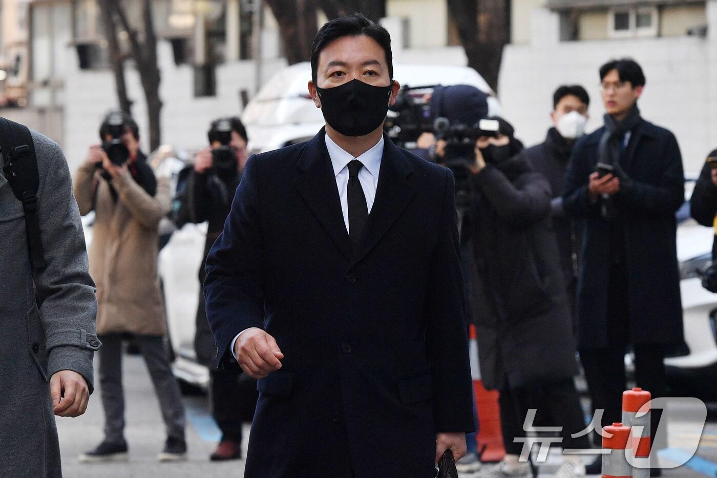 김성훈 대통령경호처 차장이 17일 오전 서울 서대문구 경찰 국가수사본부 특별수사단(특수단)에 출석하고 있다. 김 차장은 지난 3일 고위공직자범죄수사처와 경찰의 윤석열 대통령 체포영장 집행 시도를 저지한 혐의를 받고 있다. (공동취재) 2025.1.17/뉴스1 ⓒ News1 이승배 기자