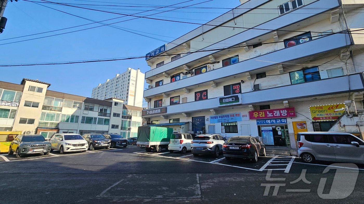 주차장을 주민에 개방한 용인시 마평동 석산빌딩 전경.(용인시 제공)