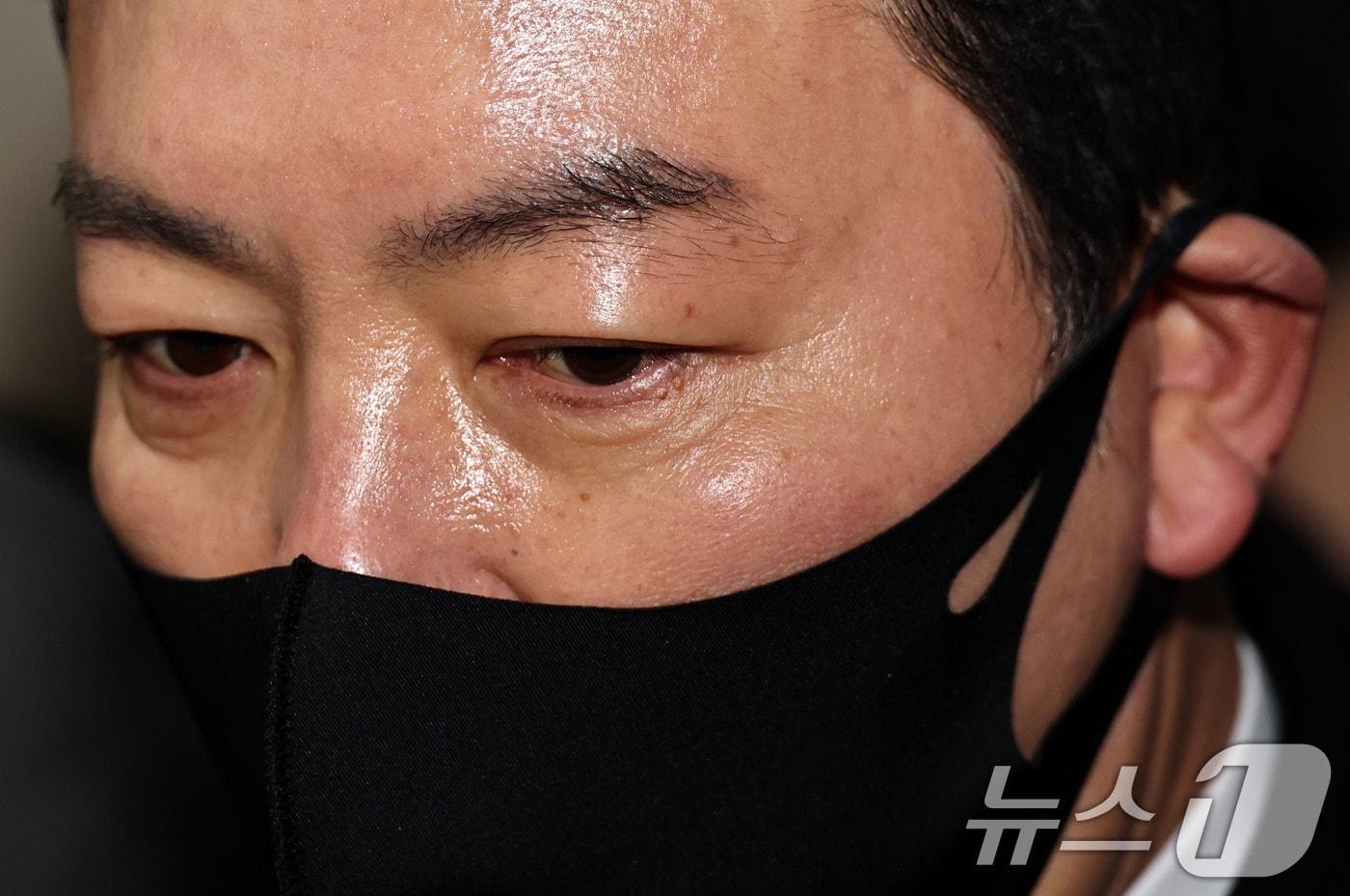 본문 이미지 - 김성훈 대통령경호처 차장이 17일 오전 서울 서대문구 경찰 국가수사본부 특별수사단(특수단)에 출석하고 있다. 김 차장은 지난 3일 고위공직자범죄수사처와 경찰의 윤석열 대통령 체포영장 집행 시도를 저지한 혐의를 받고 있다. (공동취재) 2025.1.17/뉴스1 ⓒ News1 이승배 기자