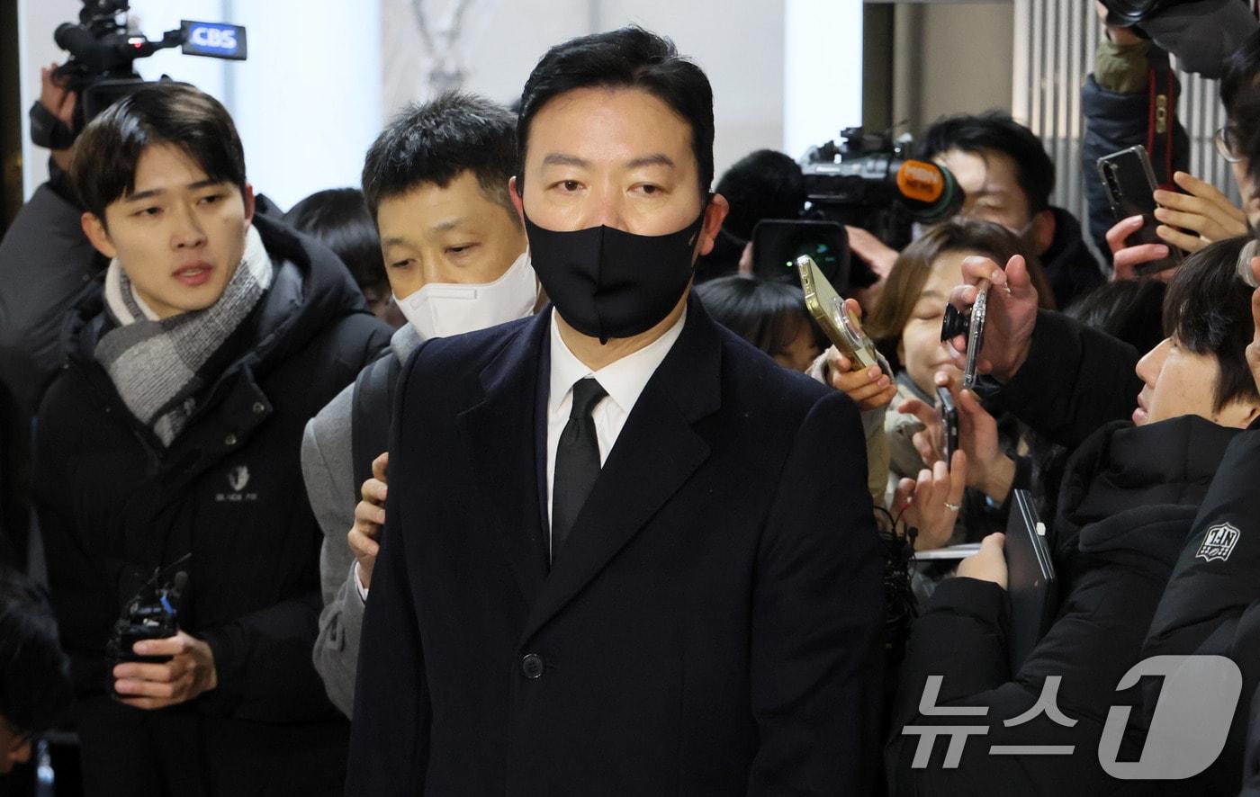 본문 이미지 - 김성훈 대통령경호처 차장이 17일 오전 서울 서대문구 경찰 국가수사본부 특별수사단(특수단)에 출석하고 있다. 김 차장은 지난 3일 고위공직자범죄수사처와 경찰의 윤석열 대통령 체포영장 집행 시도를 저지한 혐의를 받고 있다. (공동취재) 2025.1.17/뉴스1 ⓒ News1 이승배 기자