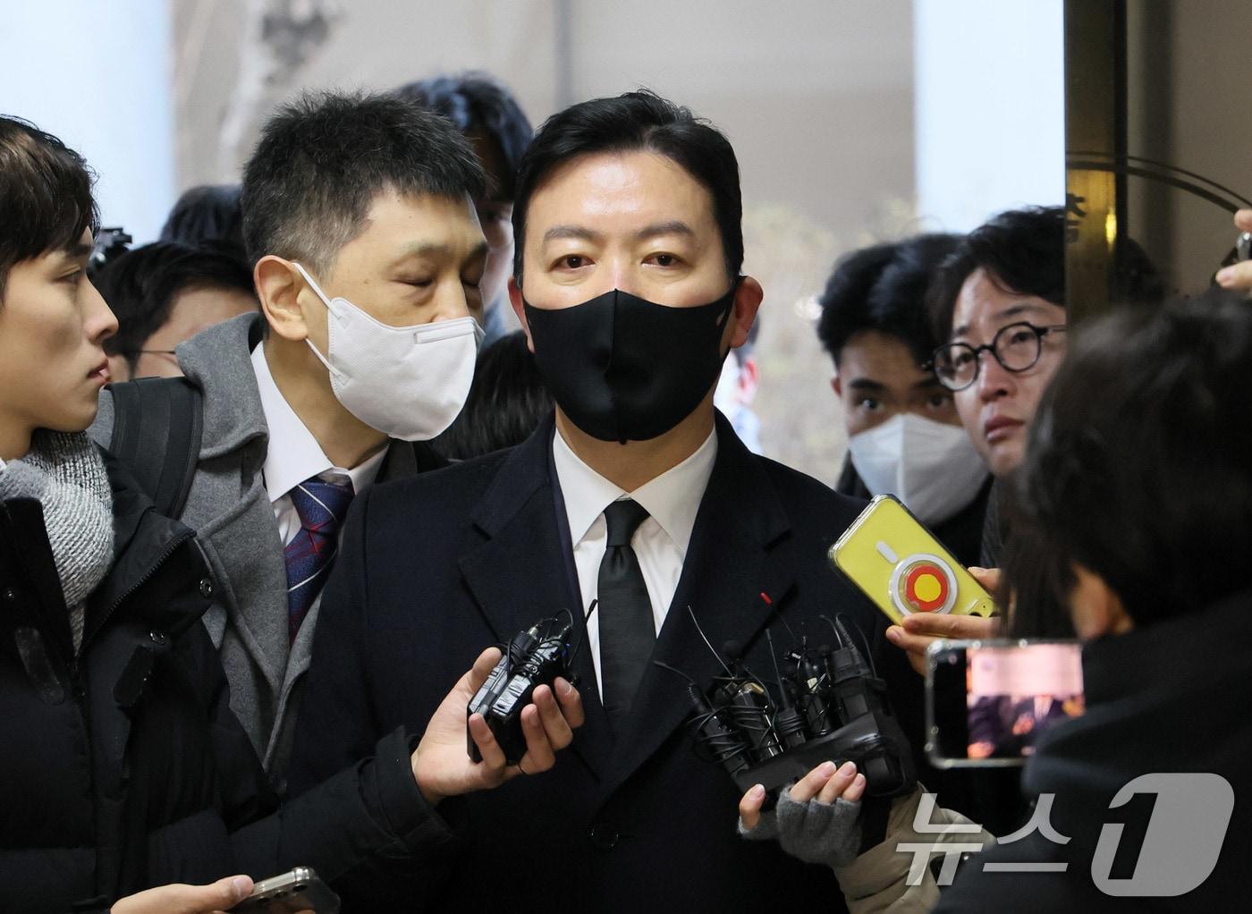 본문 이미지 - 김성훈 대통령경호처 차장이 17일 오전 서울 서대문구 경찰 국가수사본부 특별수사단&#40;특수단&#41;에 출석하고 있다. 김 차장은 지난 3일 고위공직자범죄수사처와 경찰의 윤석열 대통령 체포영장 집행 시도를 저지한 혐의를 받고 있다. &#40;공동취재&#41; 2025.1.17/뉴스1 ⓒ News1 이승배 기자