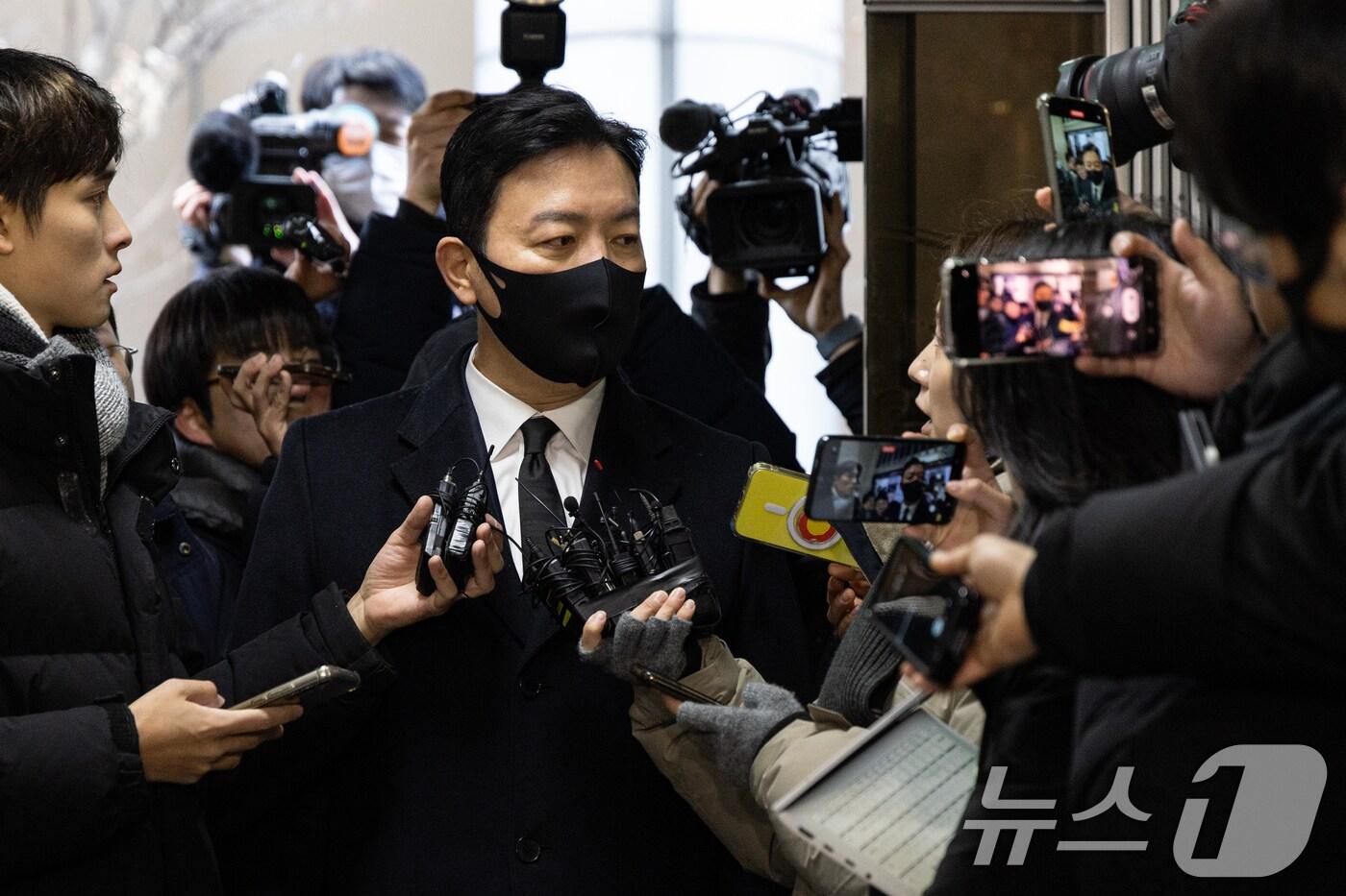 윤석열 대통령 체포영장 집행 방해 관련 특수공무집행방해 혐의를 받는 김성훈 대통령경호처 차장이 17일 오전 서울 서대문구 국가수사본부로 출석하고 있다. 2025.1.17/뉴스1 ⓒ News1 이승배 기자