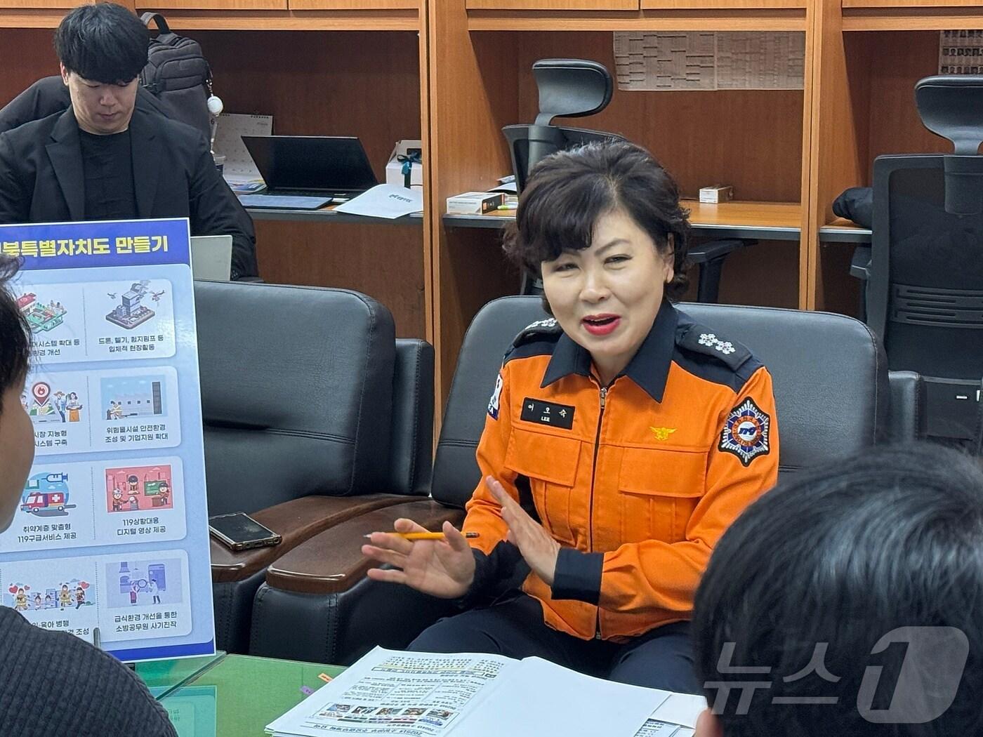 본문 이미지 - 17일 오전 이오숙 전북자치도소방본부장이 전북경찰청 기자실을 찾아 &#39;2025년도 주요업무 계획&#39;을 발표하고 있다. ⓒ News1 장수인 기자