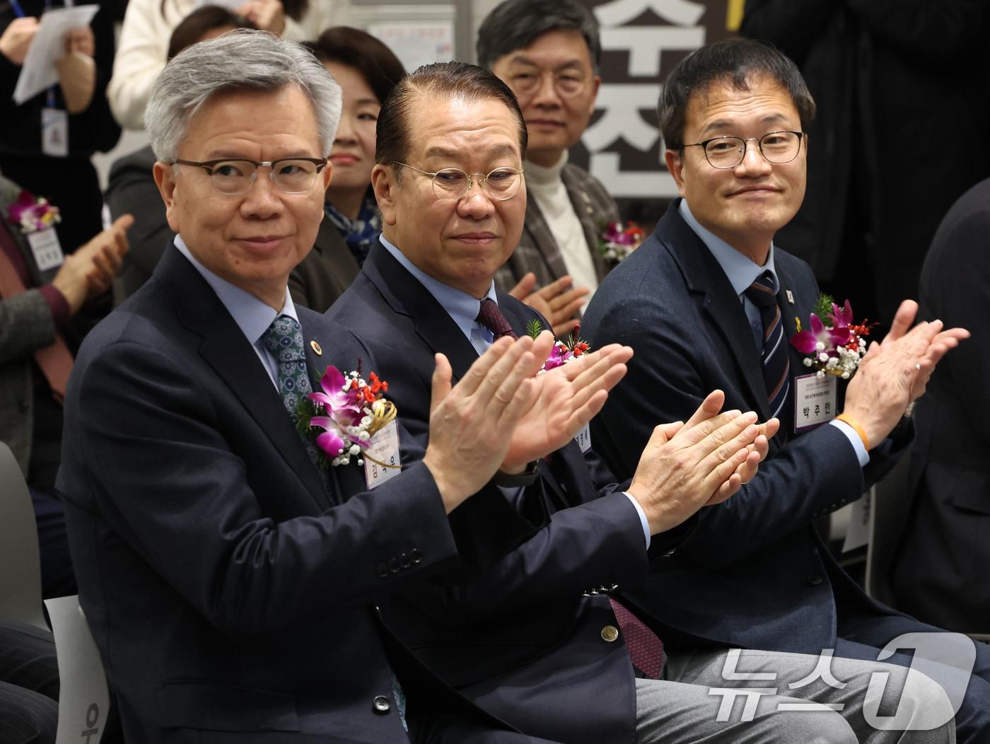 본문 이미지 - 김택우 대한의사협회 회장&#40;왼쪽부터&#41;, 권영세 국민의힘 비상대책위원장, 박주민 국회 보건복지위원회 위원장이 17일 서울 용산구 대한의사협회에서 열린 2025년 의료계 신년하례회에서 박수를 치고 있다. 2025.1.17/뉴스1 ⓒ News1 송원영 기자