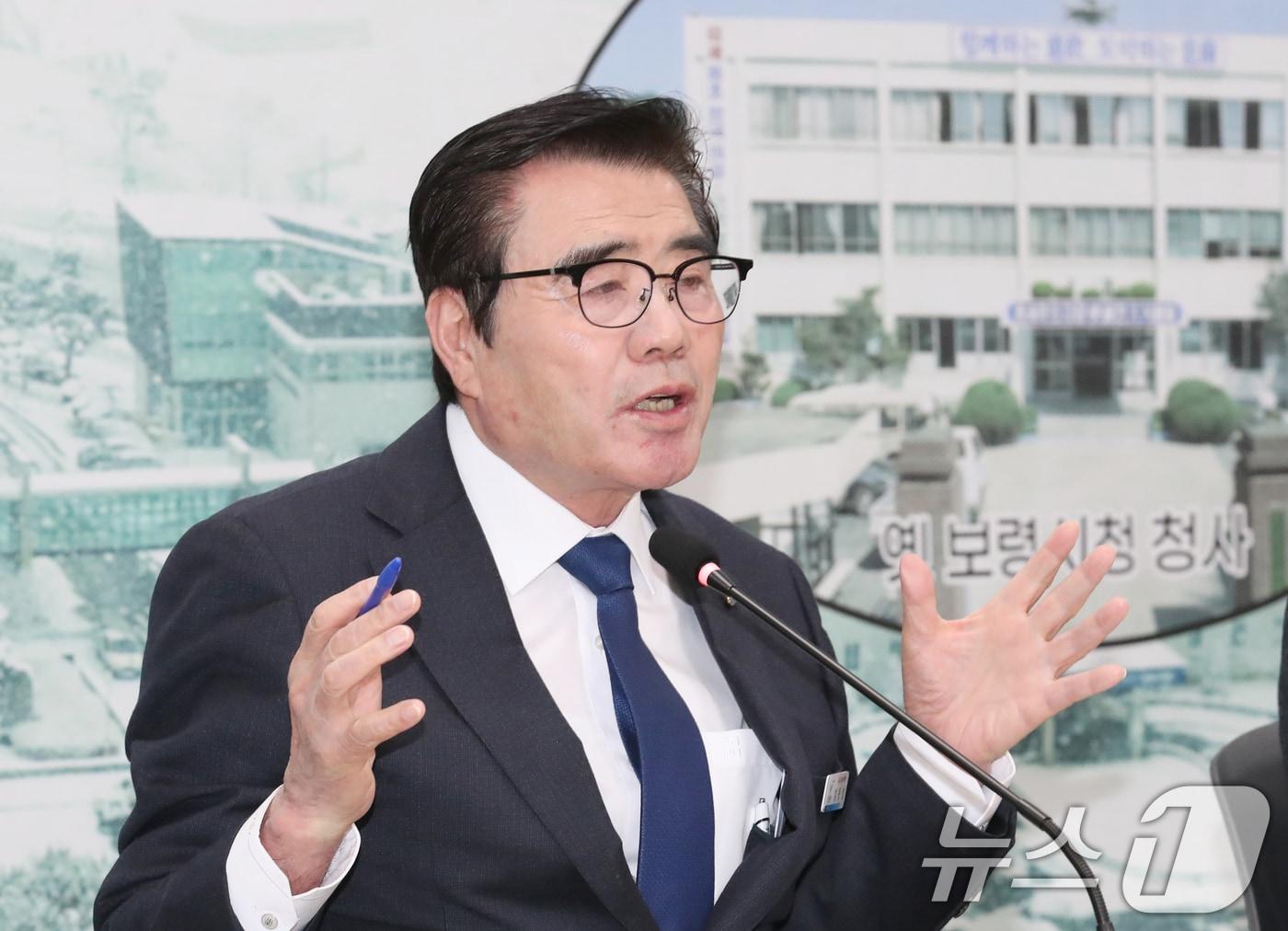 본문 이미지 - 김동일 보령시장이 17일 충남 보령 원도심어울림센터에서 열린 신년 언론인 간담회에서 현안에 대한 질문에 답변을 하고 있다.2025.1.17/뉴스1 ⓒ News1 김기태 기자