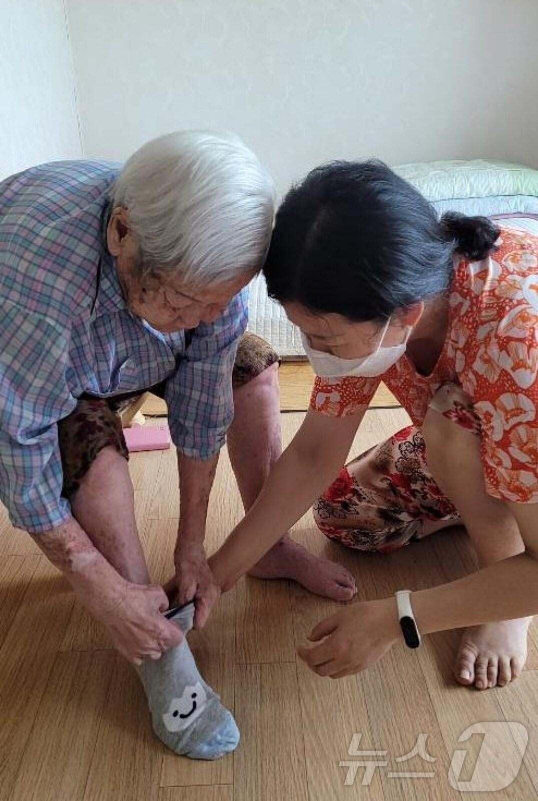 본문 이미지 - 충북 진천군 긴급돌봄서비스 제공 모습/뉴스1