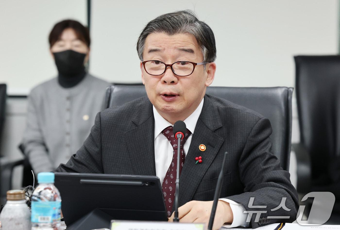 유철환 국민권익위원회 위원장이 17일 오전 서울 종로구 정부서울청사에서 열린 한센유관단체 관계자 현장 간담회에서 모두발언을 하고 있다. 2025.1.17/뉴스1 ⓒ News1 임세영 기자