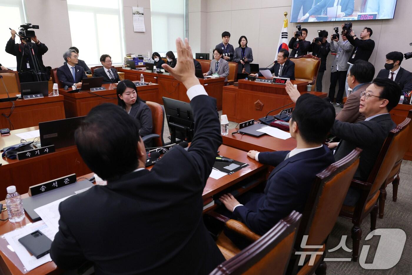 정청래 국회 법사위원장이 17일 오전 서울 여의도 국회에서 열린 법제사법위원회 전체회의에서 국민의힘 의원들의 항의속에 산회를 선포하고 있다. 이날 전체회의는 여당 위원들이 전날 오후 공수처를 상대로 55경비단 관인&#40;도장&#41; 셀프 날인 의혹 관련 현안 질의를 개최하자며 전체회의 개회요구서를 제출해 열렸다.2025.1.17/뉴스1 ⓒ News1 이광호 기자