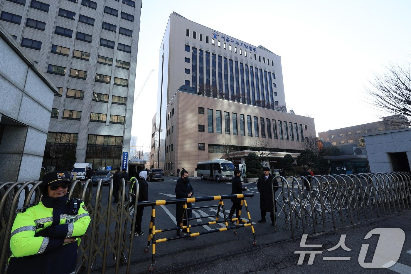 17일 오전 서울 마포구 서부지방법원에서 경찰이 출입을 통제하고 있다. 2025.1.17/뉴스1 ⓒ News1 박정호 기자