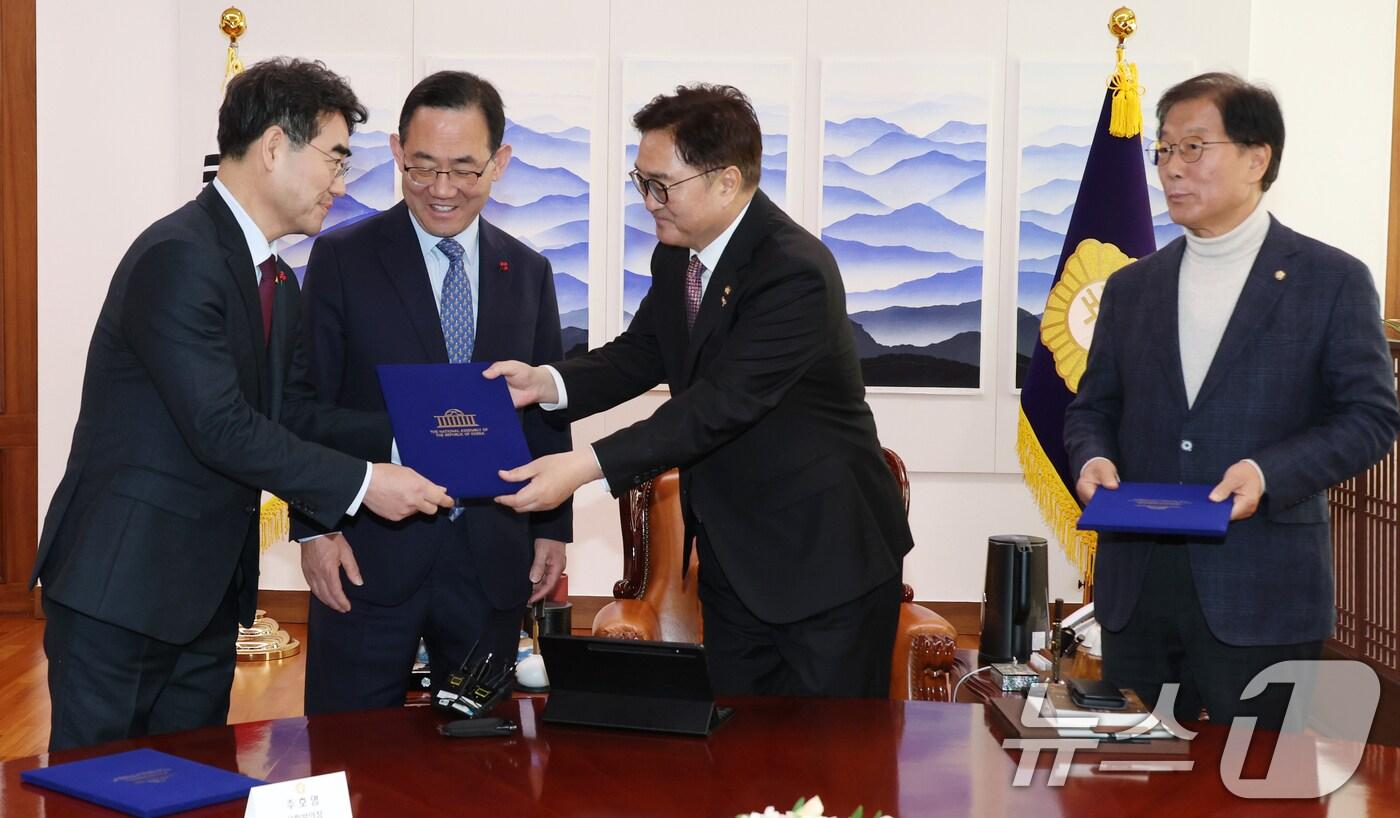 우원식 국회의장이 17일 오전 서울 여의도 국회에서 일본 특별방문단 의원들에게 친서를 전달하고 있다. 왼쪽부터 국민의힘 이성권 의원, 주호영 국회부의장, 우 의장, 윤후덕 더불어민주당 의원. 2025.1.17/뉴스1 ⓒ News1 이광호 기자