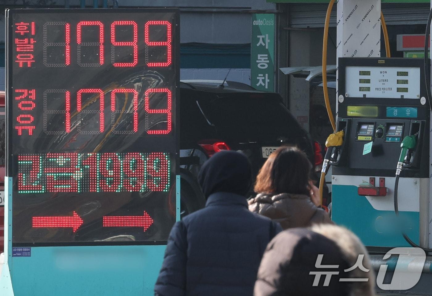17일 서울시내 한 주유소에서 휘발유를 리터당 1799원에 판매하고 있다.. 2025.1.17/뉴스1 ⓒ News1 박세연 기자