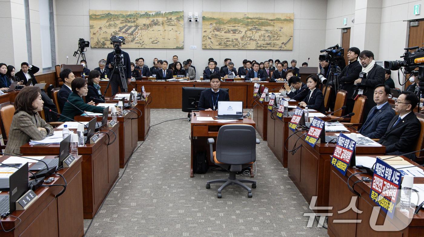 본문 이미지 - 김민전 국민의힘 의원이 17일 오전 서울 여의도 국회에서 열린 제421회 국회(임시회) 교육위원회 제1차 전체회의에서 발언을 하고 있다. 김 의원은 국회 소통관에서 백골단 명칭을 사용한 '반공청년단'의 기자회견을 주선했다. 2025.1.17/뉴스1 ⓒ News1 이재명 기자