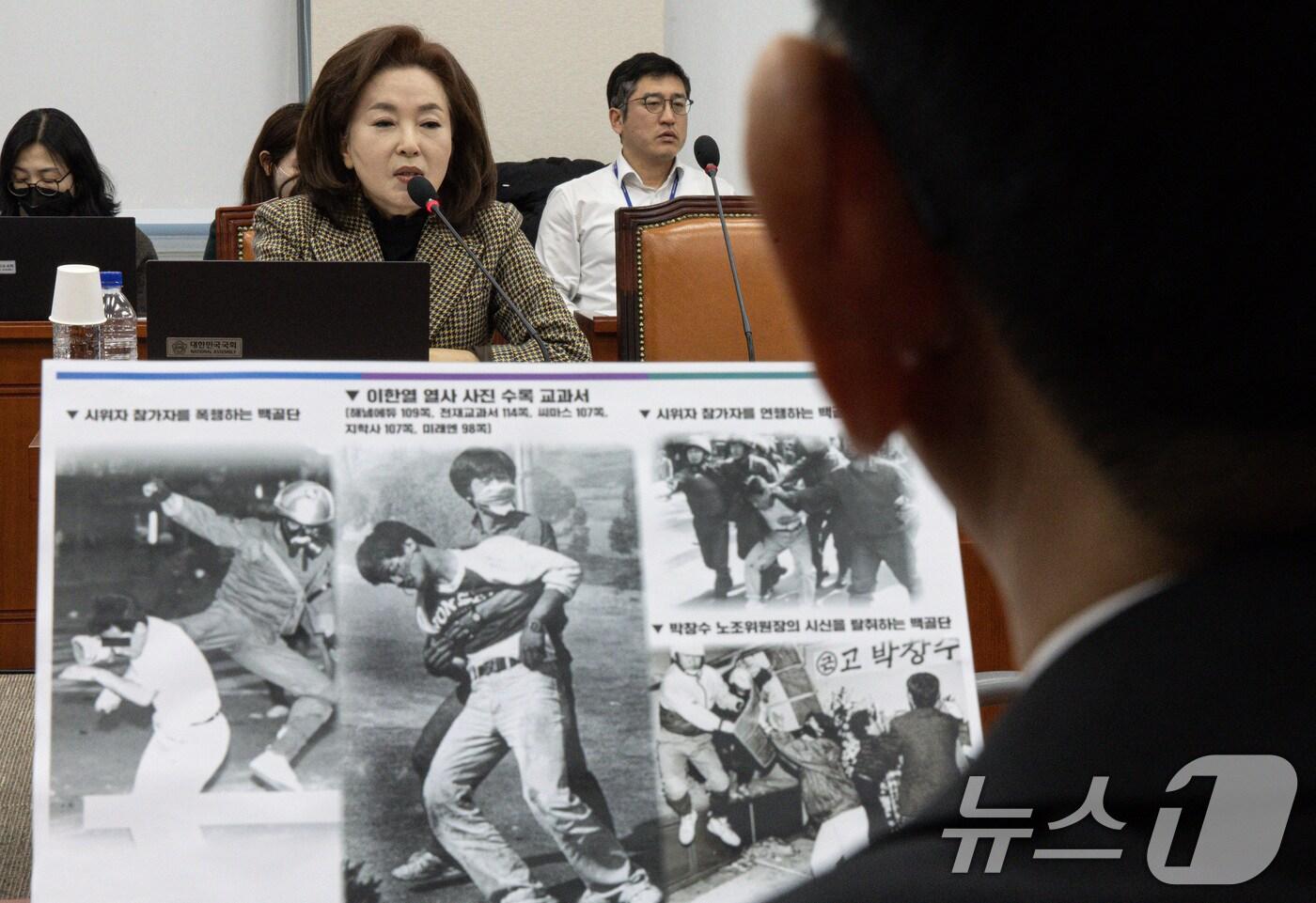 본문 이미지 - 김민전 국민의힘 의원이 17일 오전 서울 여의도 국회에서 열린 제421회 국회(임시회) 교육위원회 제1차 전체회의에서 발언을 하고 있다. 김 의원은 국회 소통관에서 백골단 명칭을 사용한 '반공청년단'의 기자회견을 주선했다. 2025.1.17/뉴스1 ⓒ News1 이재명 기자