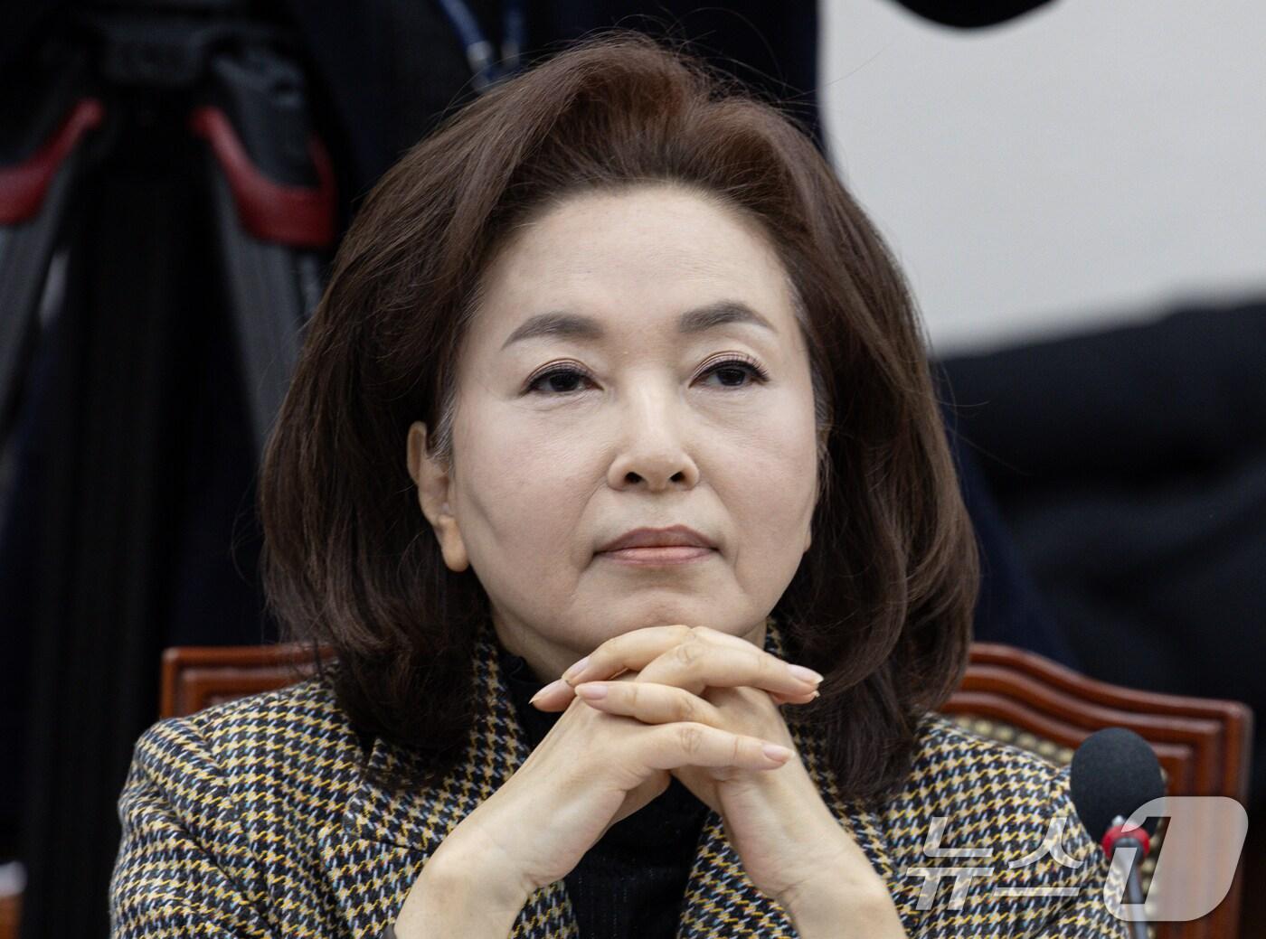 본문 이미지 - 김민전 국민의힘 의원이 17일 오전 서울 여의도 국회에서 열린 제421회 국회(임시회) 교육위원회 제1차 전체회의에서 발언을 듣고 있다. 김 의원은 국회 소통관에서 백골단 명칭을 사용한 '반공청년단'의 기자회견을 주선했다. 2025.1.17/뉴스1 ⓒ News1 이재명 기자