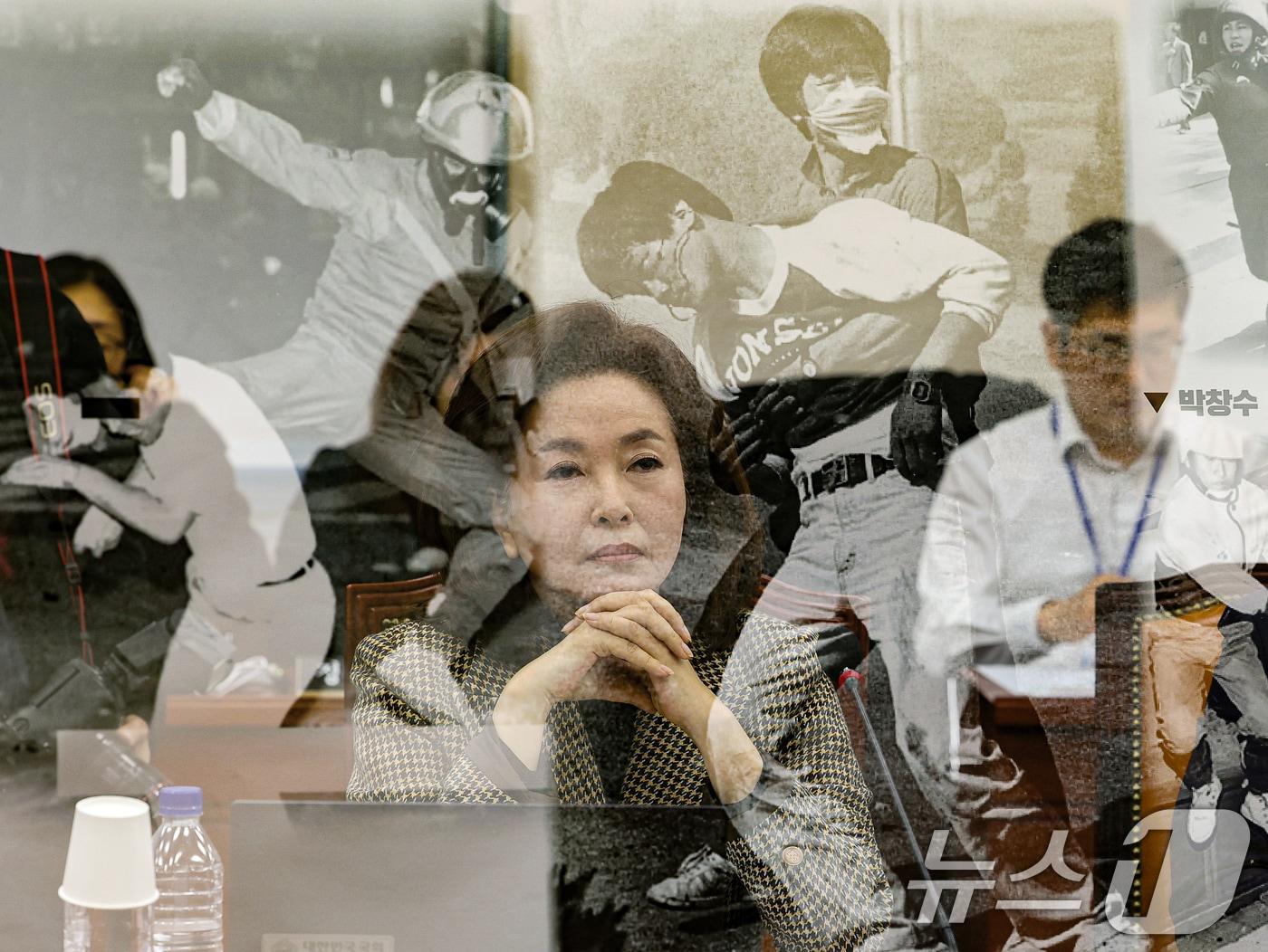 본문 이미지 - 김민전 국민의힘 의원이 17일 오전 서울 여의도 국회에서 열린 제421회 국회(임시회) 교육위원회 제1차 전체회의에서 발언을 듣고 있다. 김 의원은 국회 소통관에서 백골단 명칭을 사용한 '반공청년단'의 기자회견을 주선했다. (다중노출) 2025.1.17/뉴스1 ⓒ News1 이재명 기자