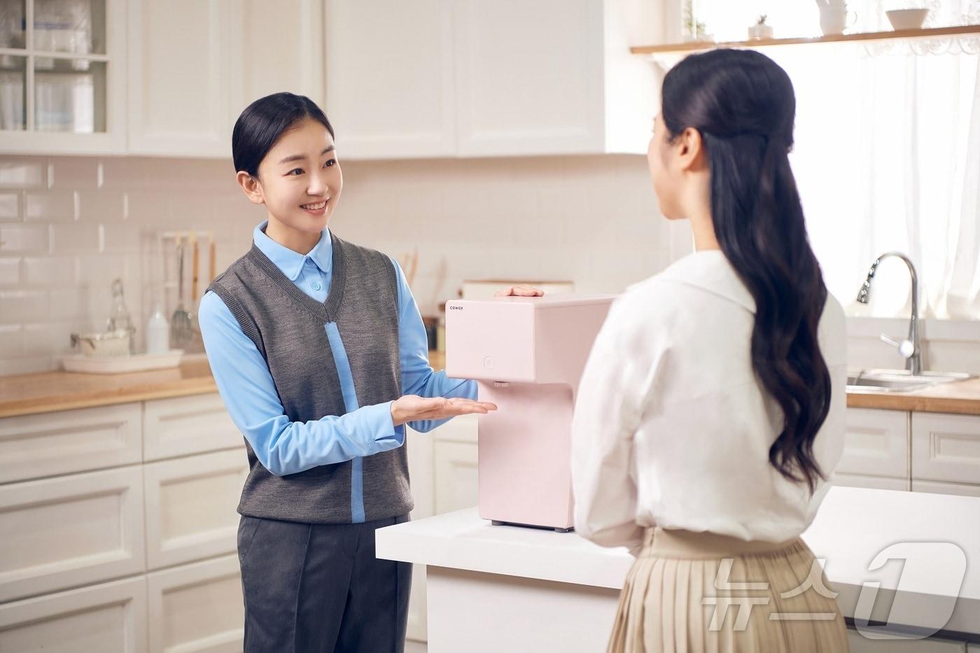 코웨이의 코디 방문 케어 서비스 이미지.(코웨이 제공)