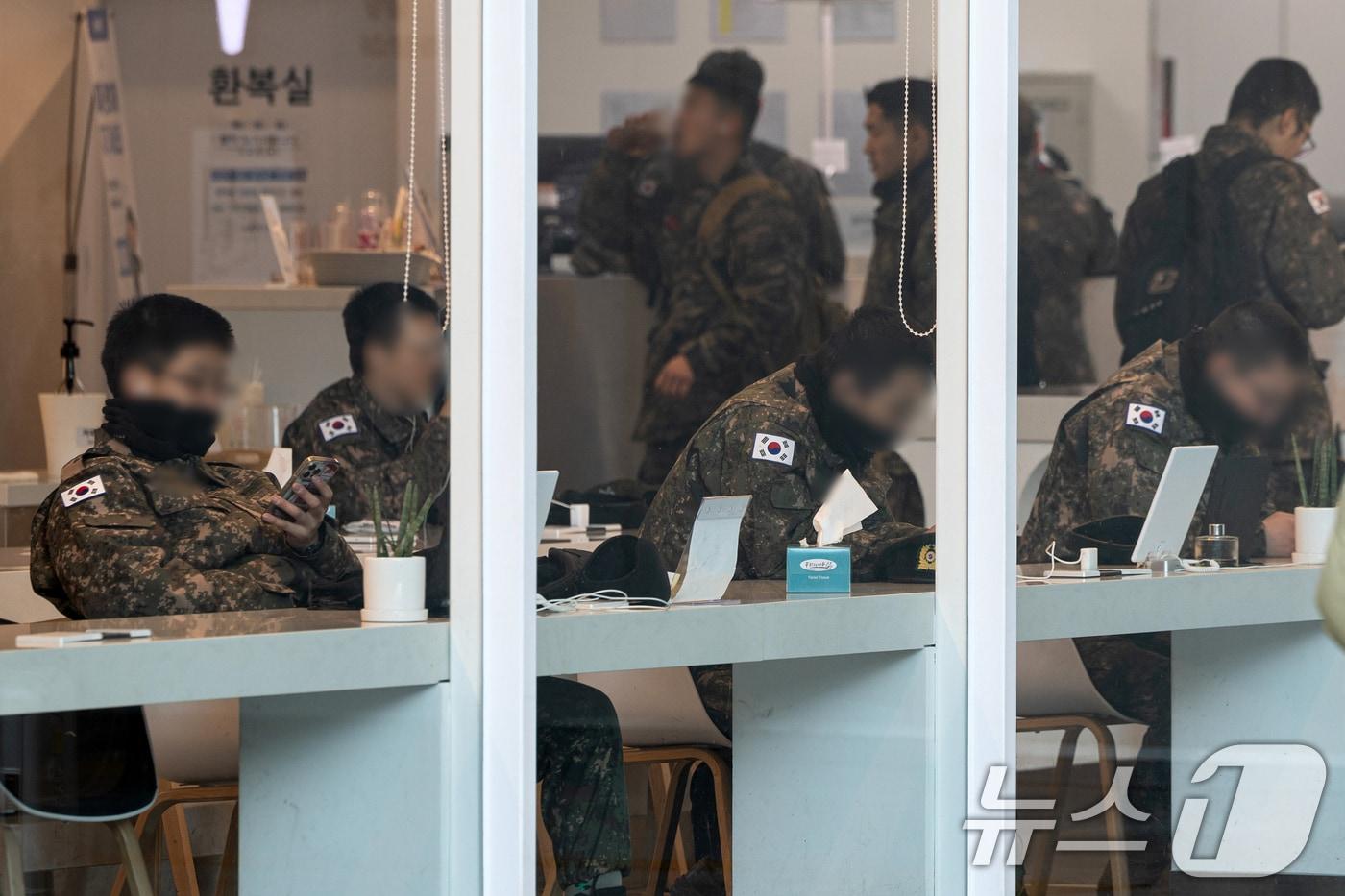 본문 이미지 - 13일 금융감독원은 국방부와 협업해 군장병의 복무주기 전체에 걸쳐 체계적인 금융교육을 추진중이라고 밝혔다. 사진은 서울 중구 서울역 국군 장병 라운지에서 장병들이 휴식하고 있다. 2025.1.17 ⓒ 뉴스1 이승배 기자