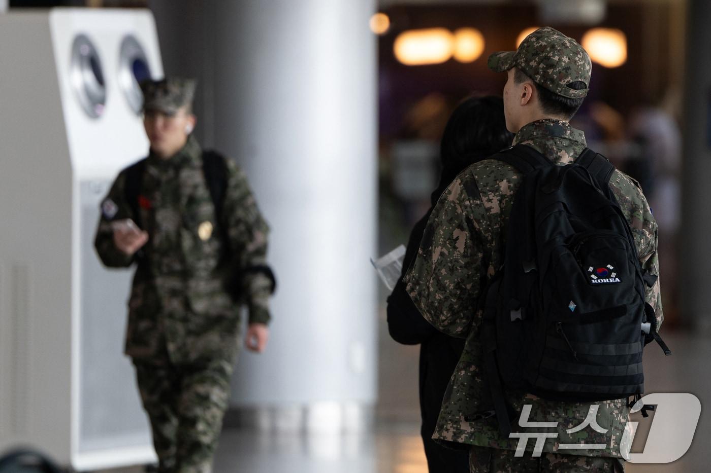 본문 이미지 - 17일 서울 중구 서울역에서 장병들이 걸음을 옮기고 있다. 2025.1.17 ⓒ 뉴스1 이승배 기자